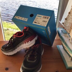 NWT, Hoka One One Bondi 5, Size 9.5 Men’s Running shoes